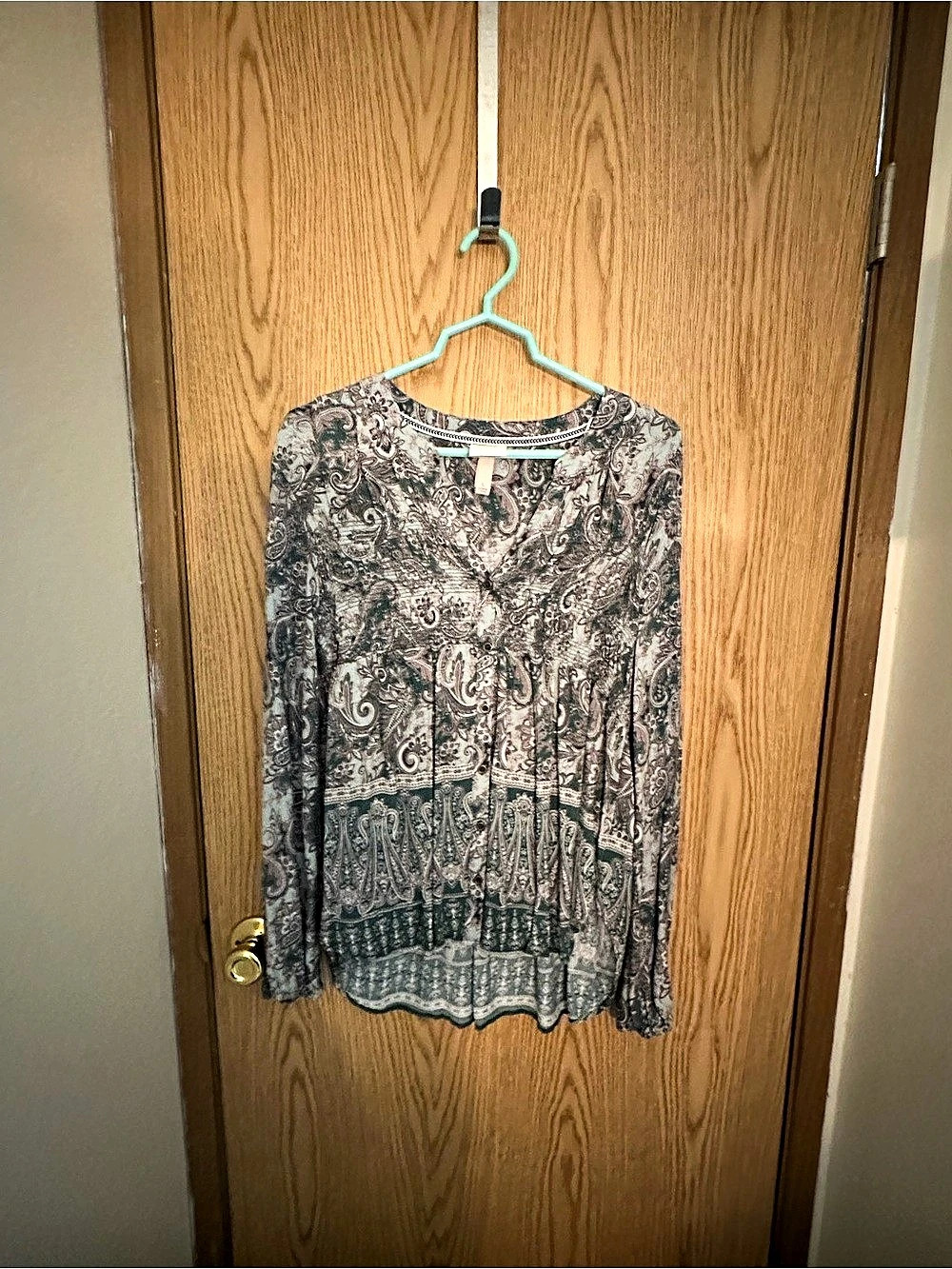 Knox Rose Paisley Button-Front Blouse in Green & Gray Size Large